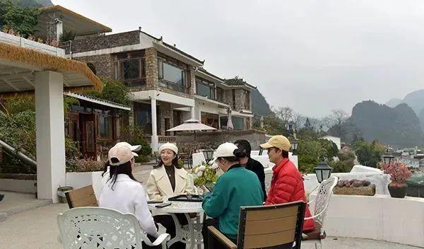 康養(yǎng)勝地 人文興義 萬峰林景區(qū)春意盎然，旅游持續(xù)升溫，游客盡享自然與人文交融的公園式觀光服務(wù)